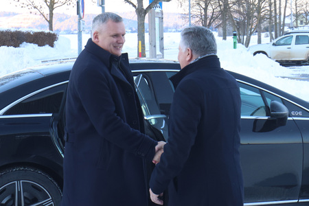 OBISK MINISTRA ZA OKOLJE,PODNEBJE IN ENERGIJO mag BOJANA KUMRA NA CERKNIŠKEM JEZERU 01 FOTO LJUBO VUKELIČ